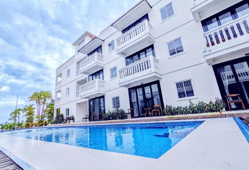 带泳池观景的豪华房, Mary Beach Hotel & Resort