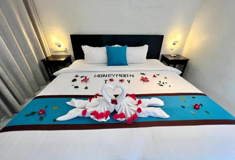 带泳池观景的豪华房, Mary Beach Hotel & Resort