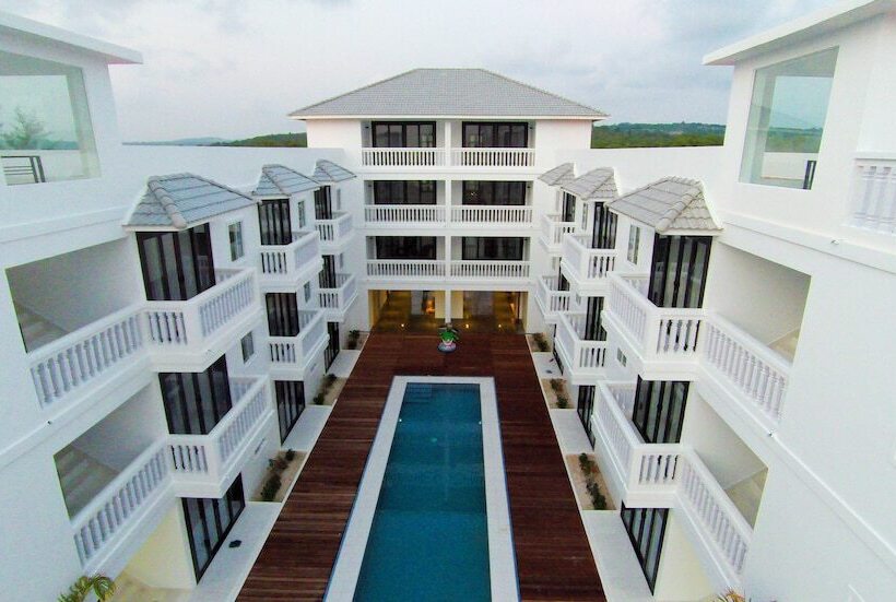 带泳池观景的豪华房, Mary Beach Hotel & Resort