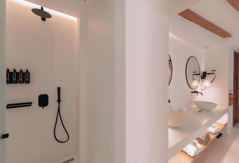 套房配有游泳池, Akkadian Lgbt Boutique