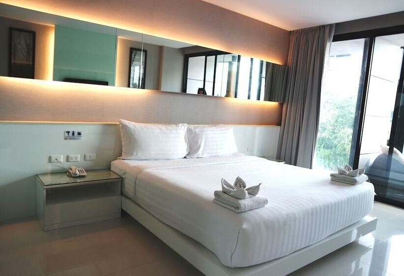 Номер Deluxe Вид на Море Боковой, Serenotel Pattaya