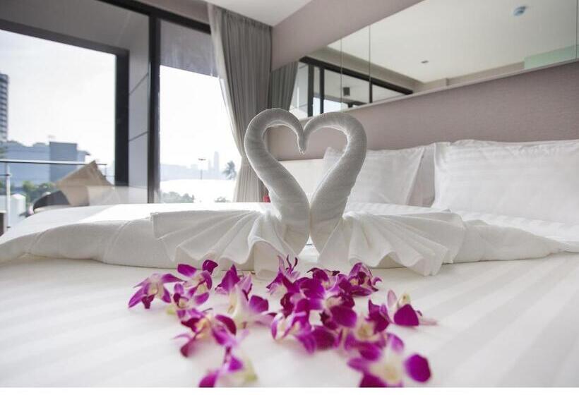 Номер Deluxe Вид на Море Боковой, Serenotel Pattaya