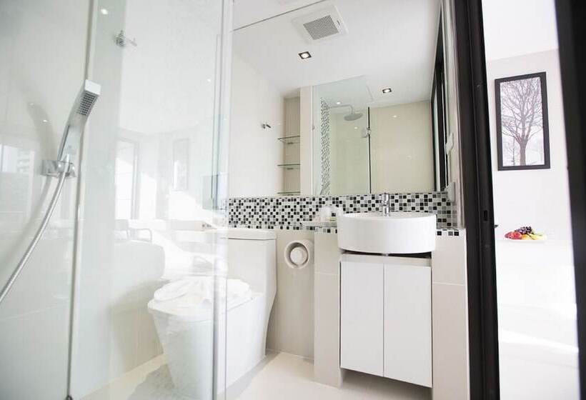 Номер Deluxe Вид на Море Боковой, Serenotel Pattaya