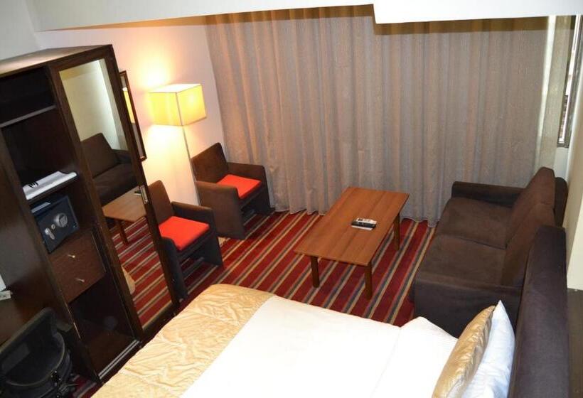 سوییت جونیور, The J Hotel & Spa