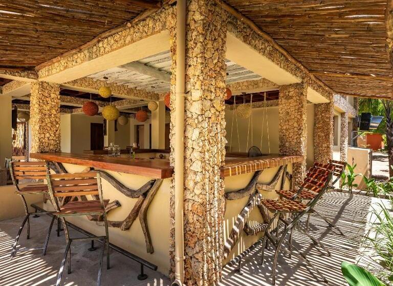 اتاق لوکس با بالکن, Tombo House