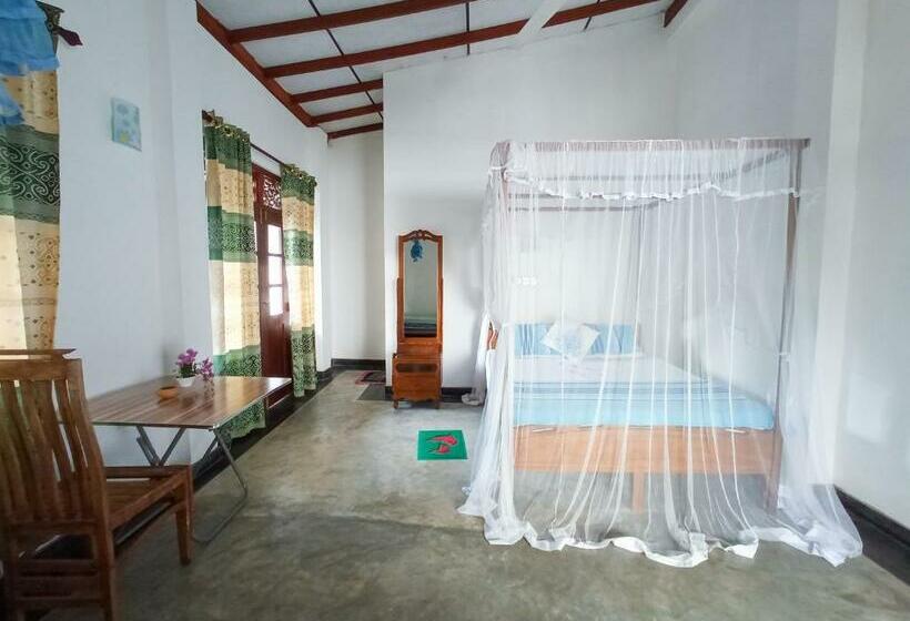 غرفة قياسية ثلاثية مزودة بشرفة, Bluebell Guest House