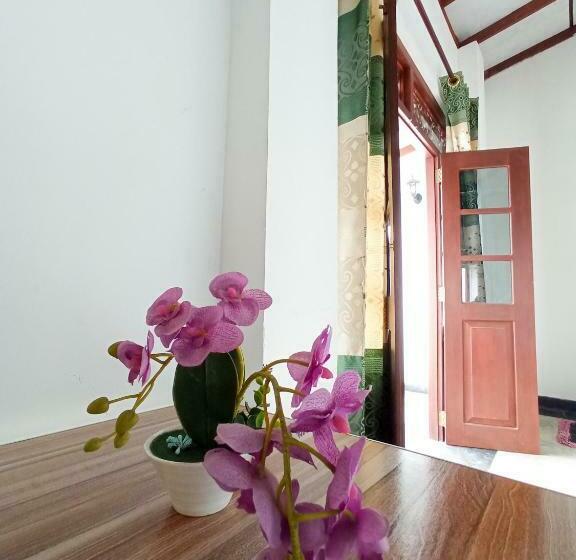 غرفة قياسية ثلاثية مزودة بشرفة, Bluebell Guest House