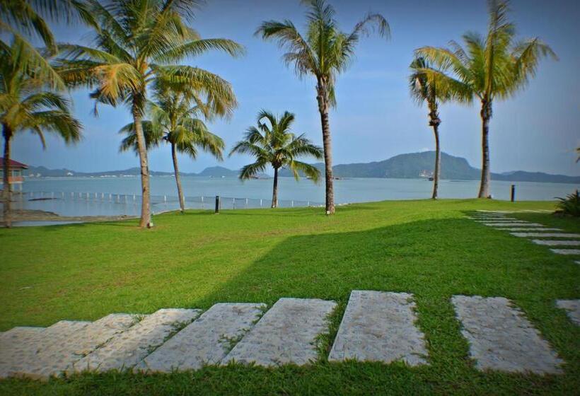 Номер Superior с Террасой, The Ocean Residence Langkawi
