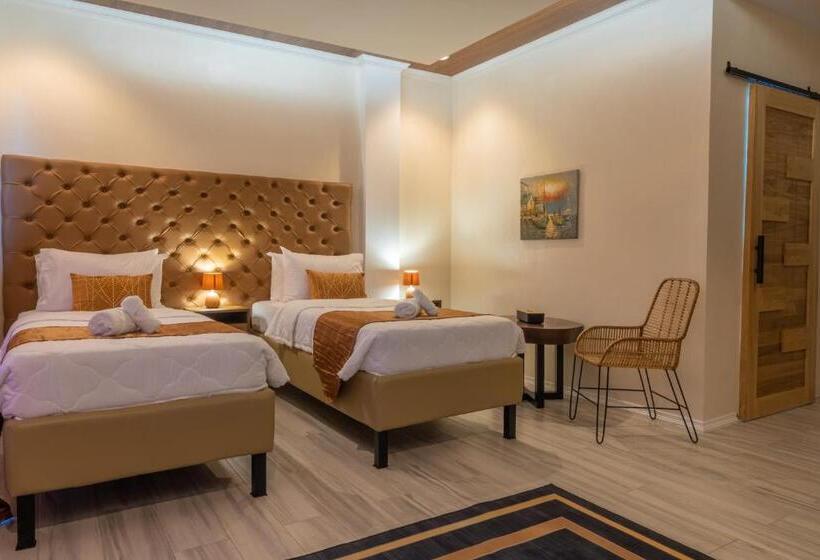 اتاق استاندارد سه تخته با چشم‌انداز استخر, The Mayana Resort