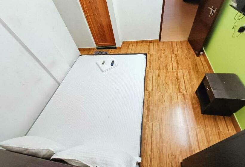 带大床的豪华间, Rest Inn Sankara Nethralaya Near Candor Unitech