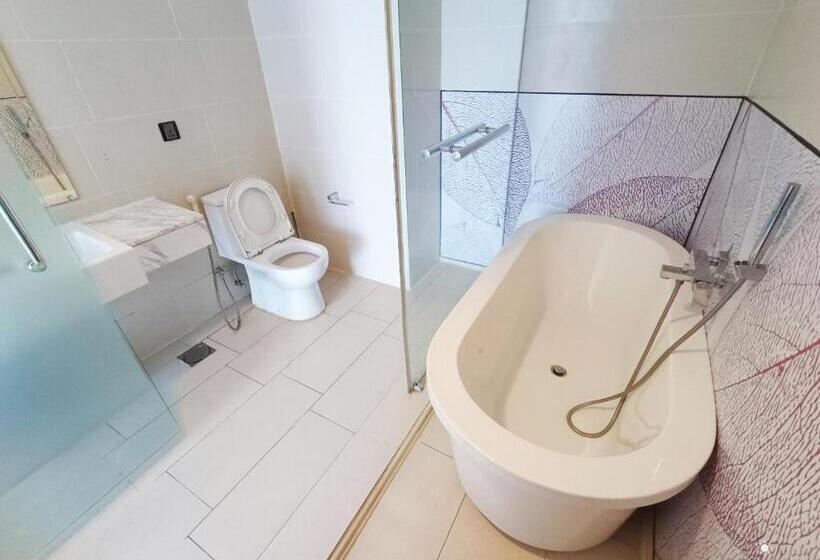 سوئیت با وان آب گرم, Noble Resort Melaka