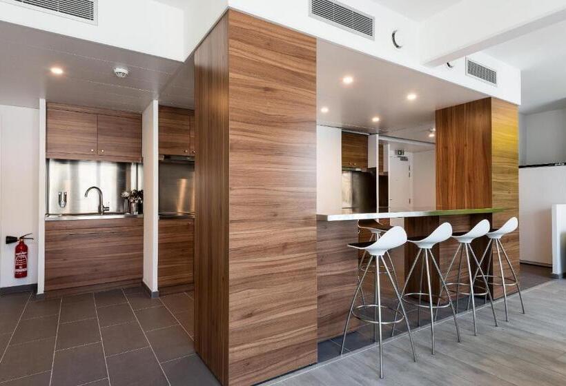 Номер Стандарт, The Social Hub Paris La Défense