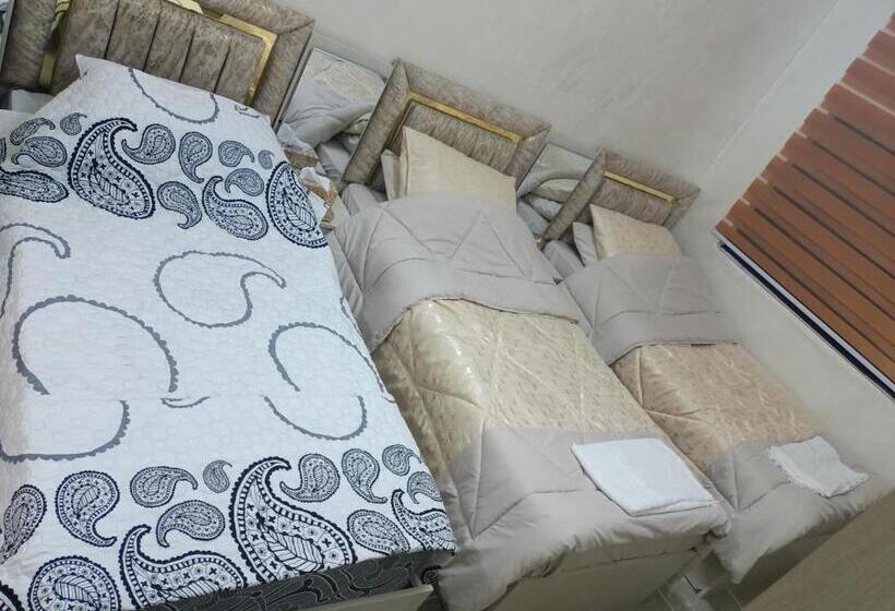 اتاق سه‌نفرۀ استاندارد با سرویس بهداشتی بیرون از اتاق, Hostel ـ Karak Dream