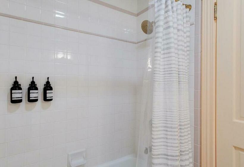 Студия Стандарт, Suite 10 Historic Art City Inn