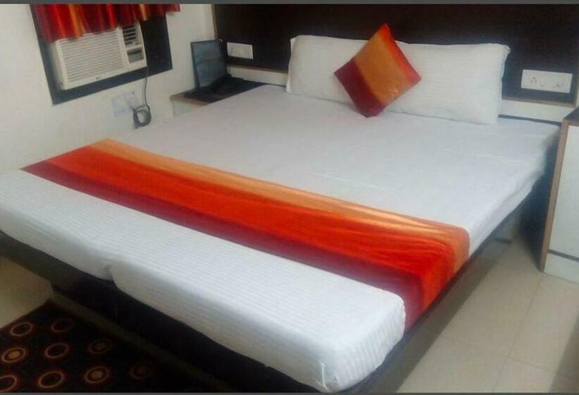 اتاق کلاسیک سه تخته, Oyo Rooftop Inn