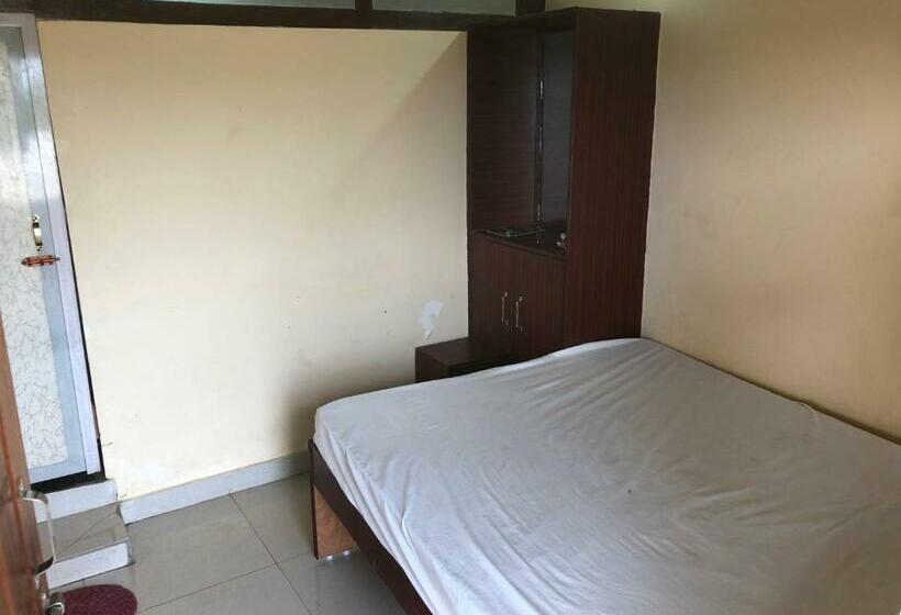 اتاق کلاسیک سه تخته, Oyo Rooftop Inn