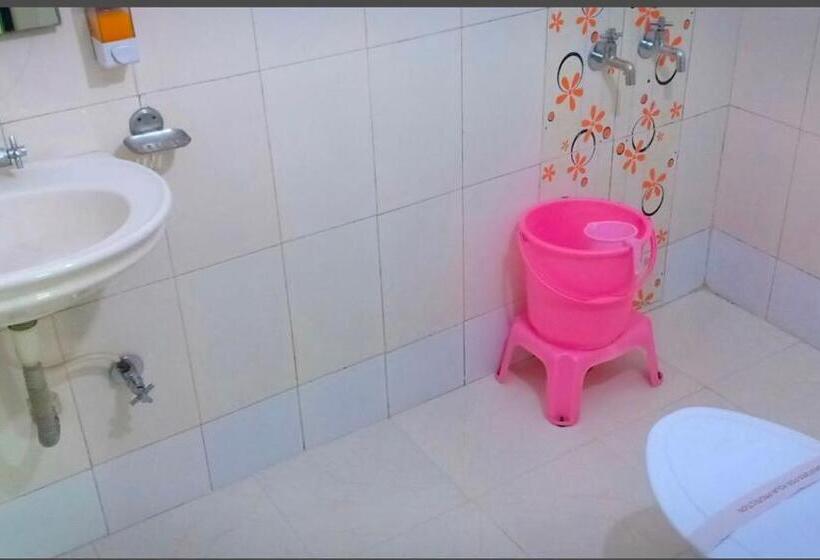 اتاق کلاسیک سه تخته, Oyo Rooftop Inn