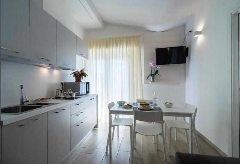 דירת שני חדרים, Daniel Apartments