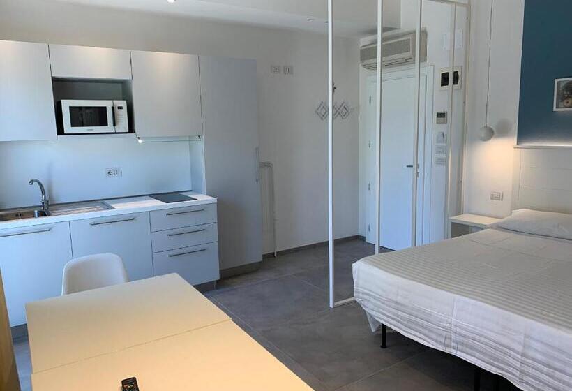 סטודיו דלוקס, Daniel Apartments