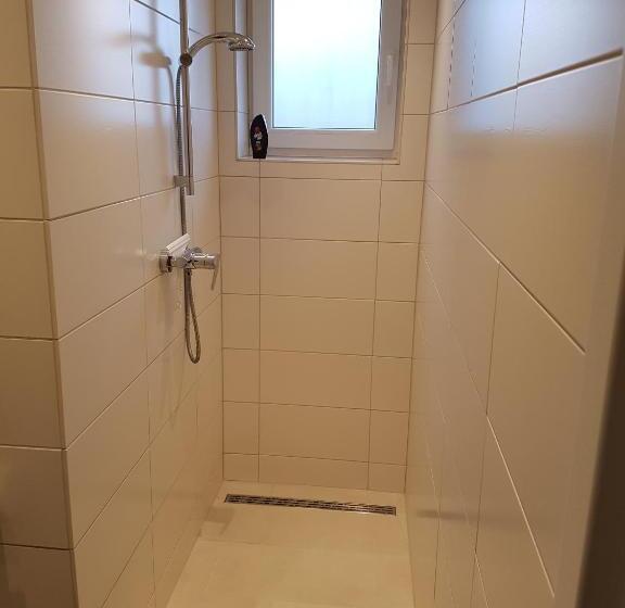 Дом 4 Спальни, Monteurzimmer Jusy