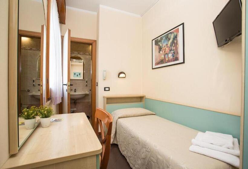 اتاق استاندارد یک نفره, Albergo Ristorante Pozzi