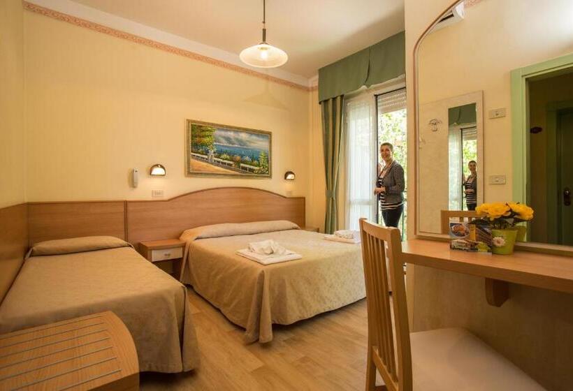 اتاق استاندارد سه تخته با بالکن, Albergo Ristorante Pozzi