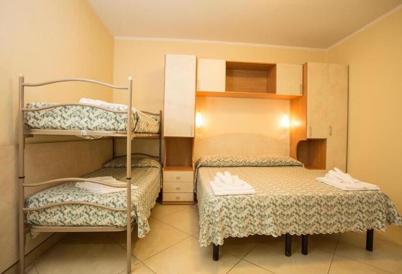 اتاق استاندارد چهارنفره با بالکن, Albergo Ristorante Pozzi