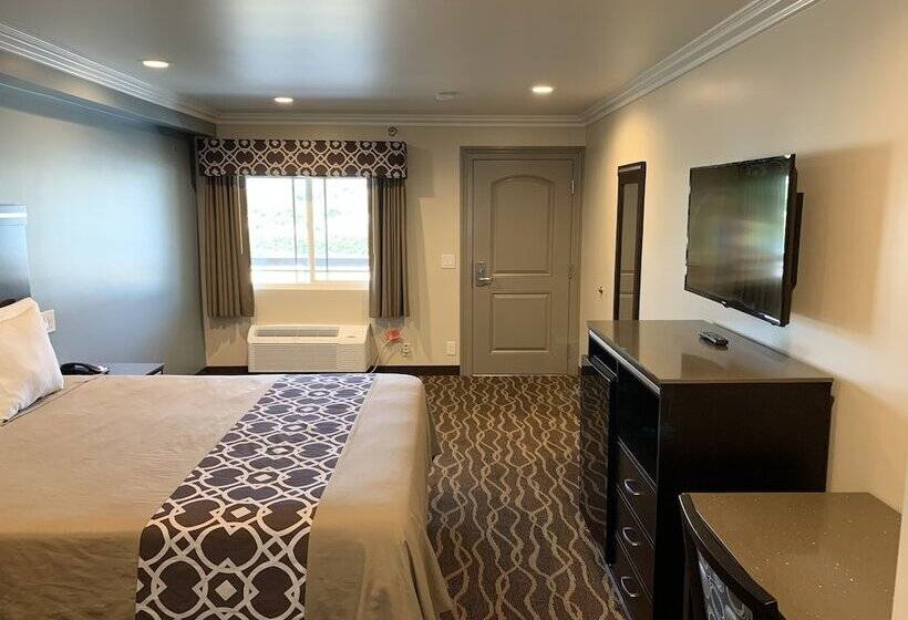Номер Deluxe, Industry Inn & Suites
