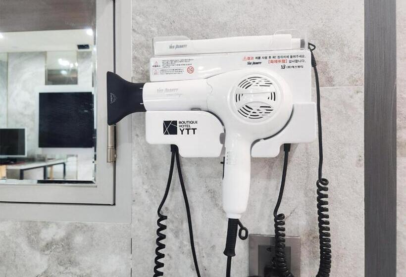디럭스 룸, Ytt