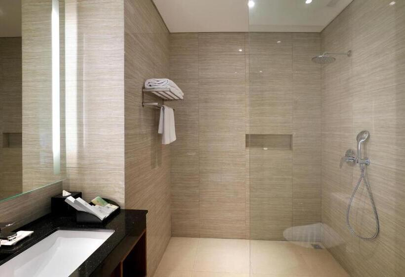 Номер Deluxe, Swiss Belhotel Airport Jakarta