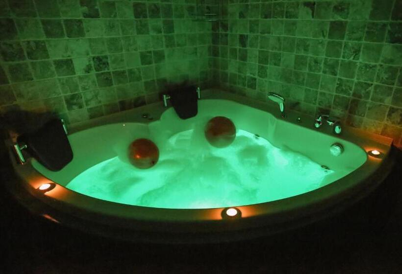 Quarto Deluxe, Alaturca House