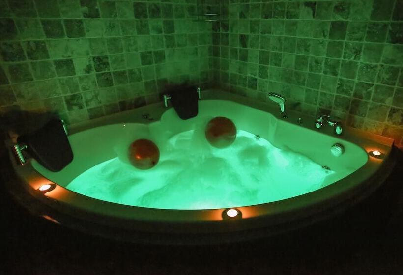 Quarto Deluxe, Alaturca House
