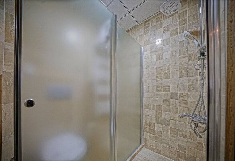 Quarto Estandar, Alaturca House