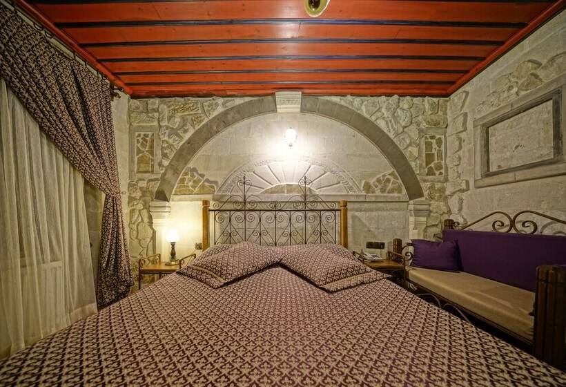 Quarto Estandar, Alaturca House