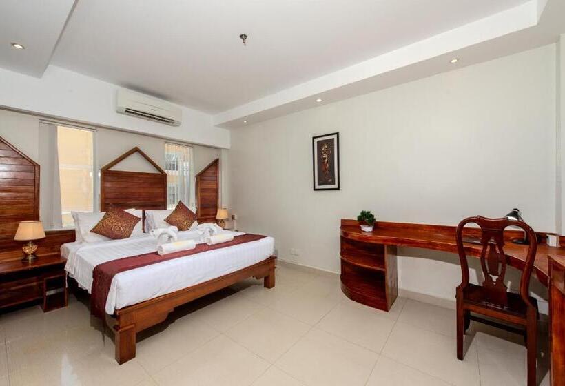 Полулюкс, Aristocrat Residence &