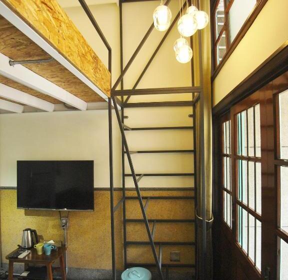 اتاق استاندارد با بالکن, With Inn Hostel