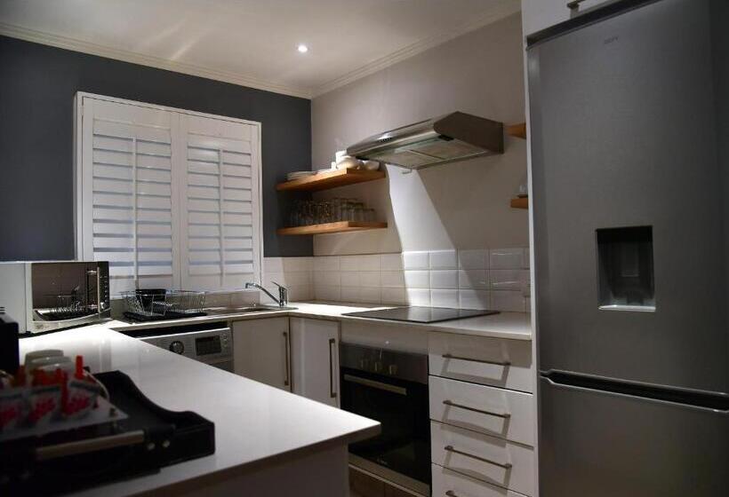 דירת שלושה חדרים, Max Executive Apartments
