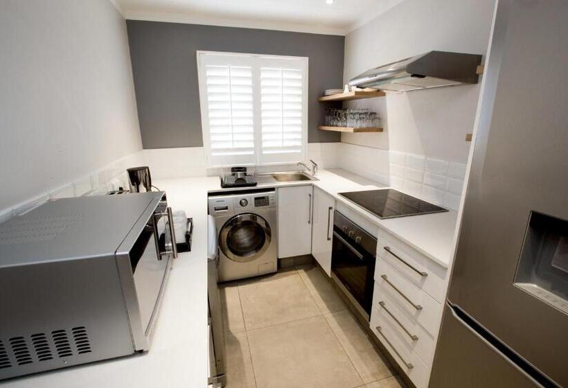 דירת שלושה חדרים, Max Executive Apartments