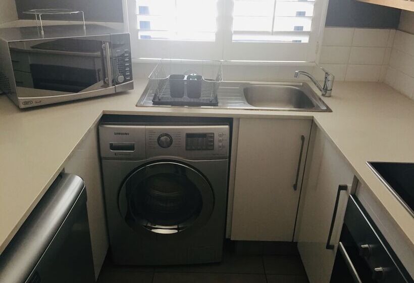 דירת שלושה חדרים, Max Executive Apartments