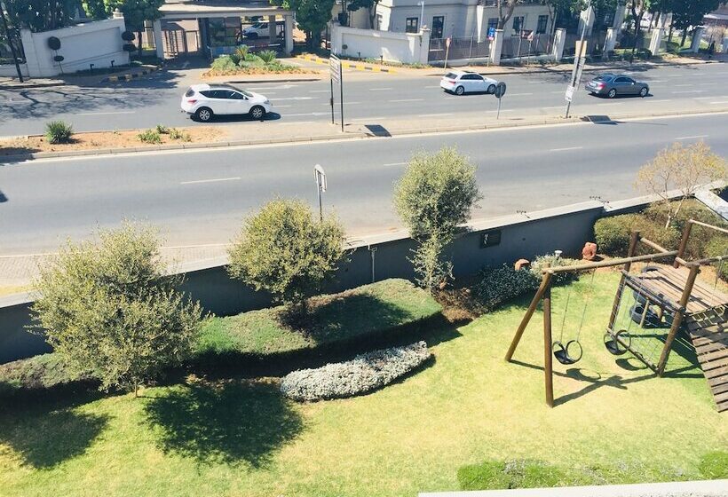 דירת שלושה חדרים, Max Executive Apartments