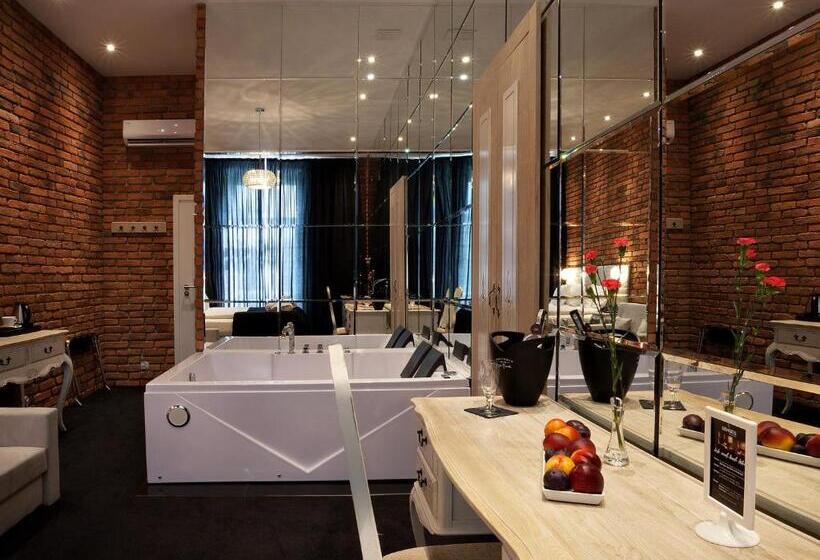 سوئیت جونیور با چشم‌انداز, Betmanowska Main Square Residence Adults Only
