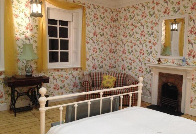 اتاق لوکس با چشم‌انداز باغ, Prince Hill House