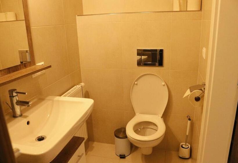 バルコニー付き１ベッドルームアパートメント, Vienna Airport Residences