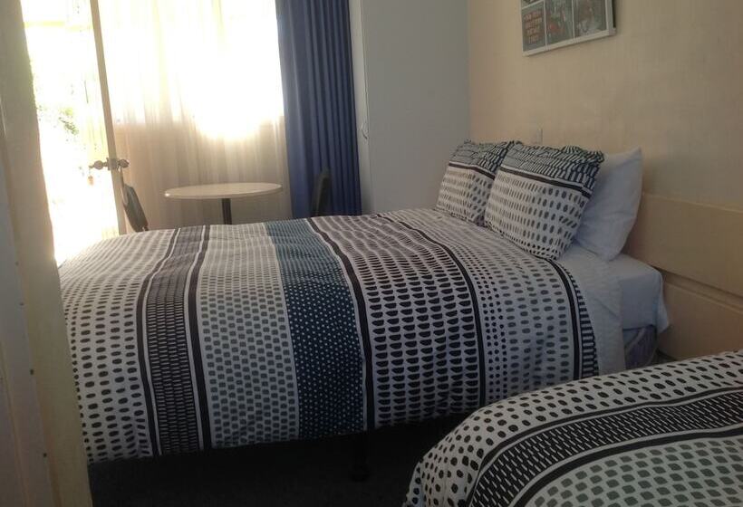 패밀리 룸, Bogong Moth Motel
