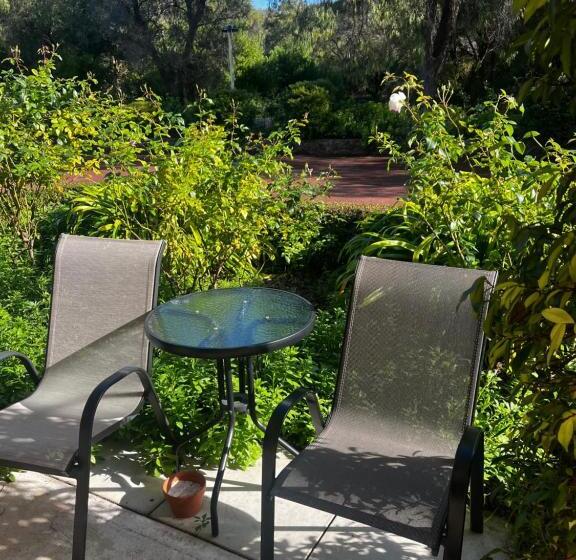 استودیوی لوکس, Emu Point Motel