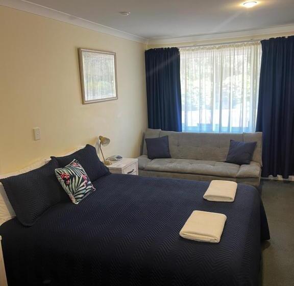 استودیوی لوکس, Emu Point Motel