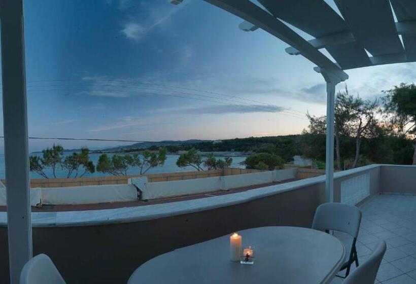 جناح, Epavlis Beach Resort