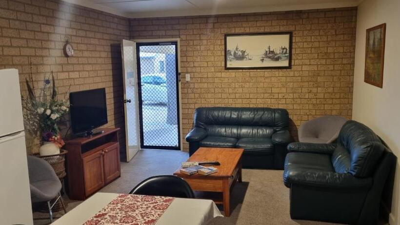 Люкс Семейный 2 Спальни, Lone Pine Motel
