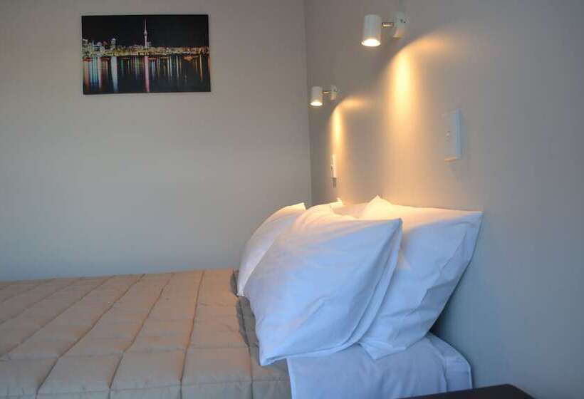 Студия Стандарт, 319 Addington Motel