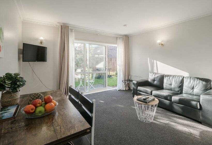 Апартаменты 2 Спальни, Coachman Motel